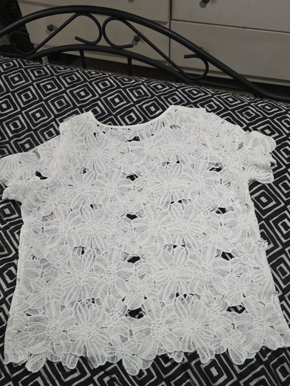 GC Collection Floral Lace Short Sleeve Top in White Like New